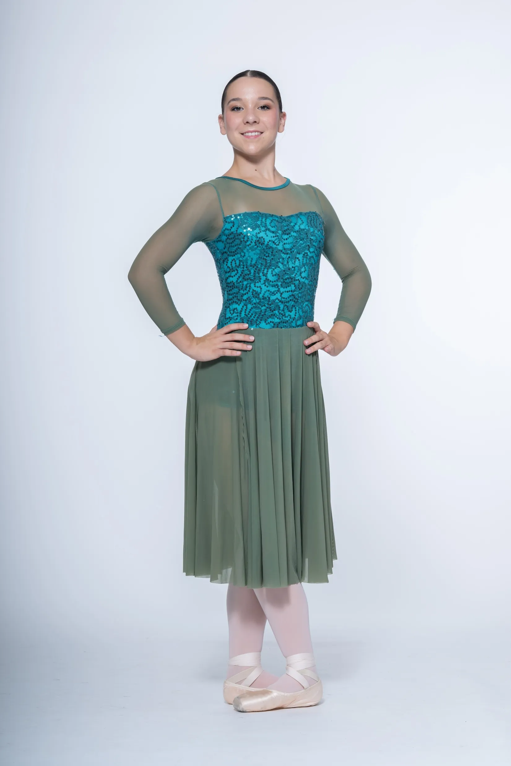 Robe vert kaki manches longues haut pailleté réf : PORT42