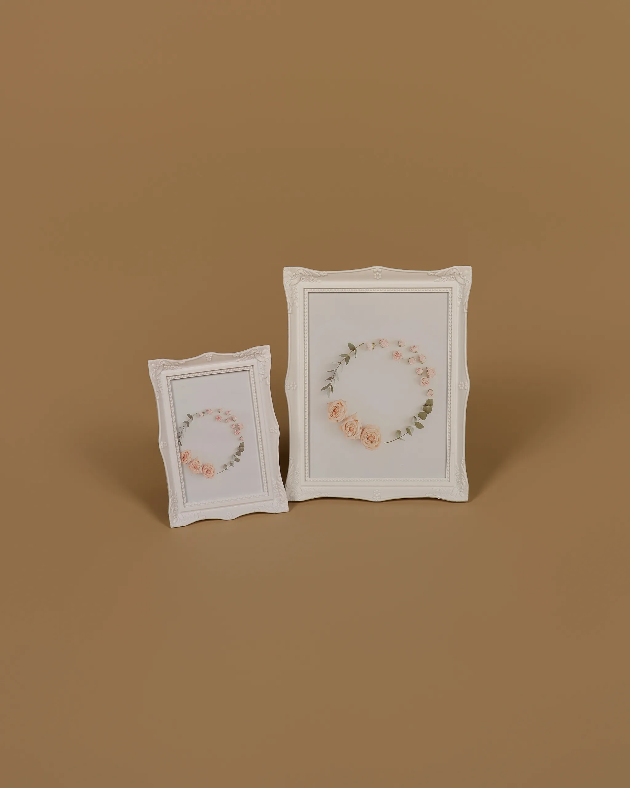 Bílé rámečky zdobené 2ks