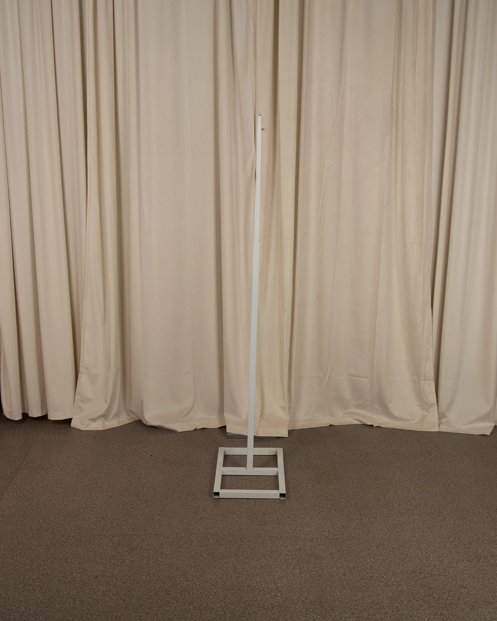 Bílý podstavec na květinové sloupy