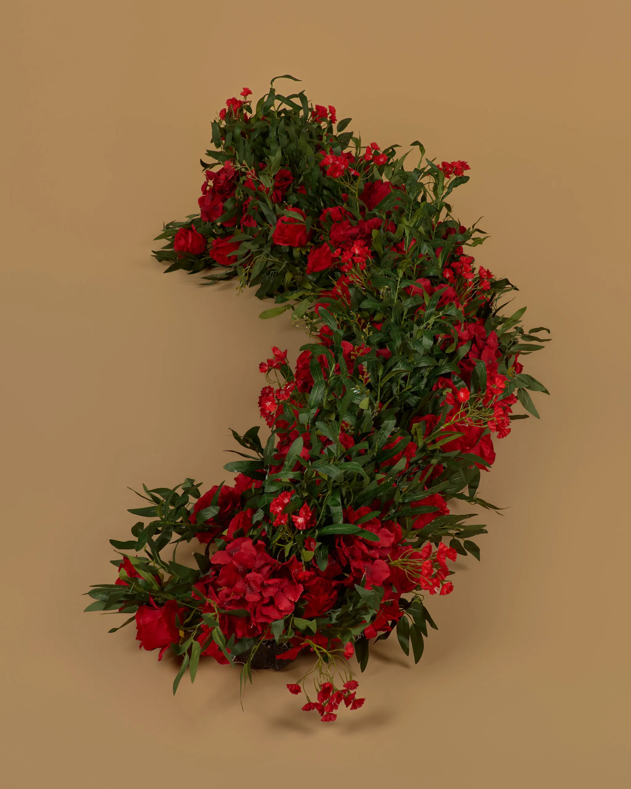 Květinová girlanda s rudými růžemi a zelení