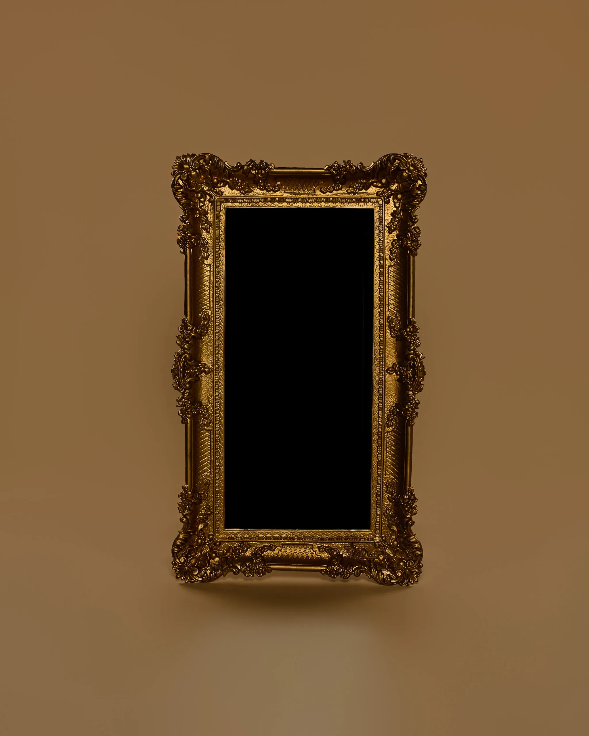 Zlaté zrcadlo se zdobeným rámem