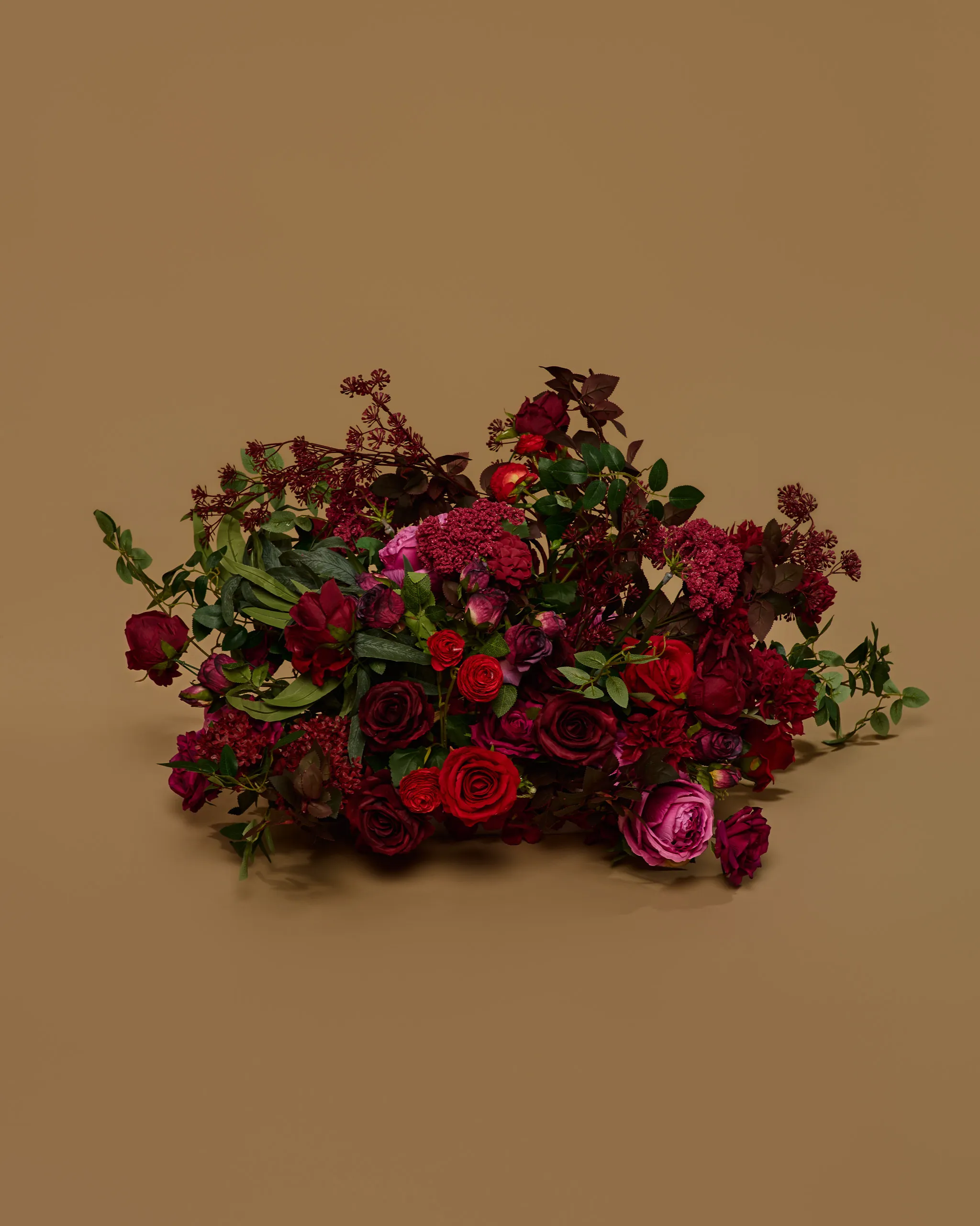 Květiny růže rudé se zelení - střední