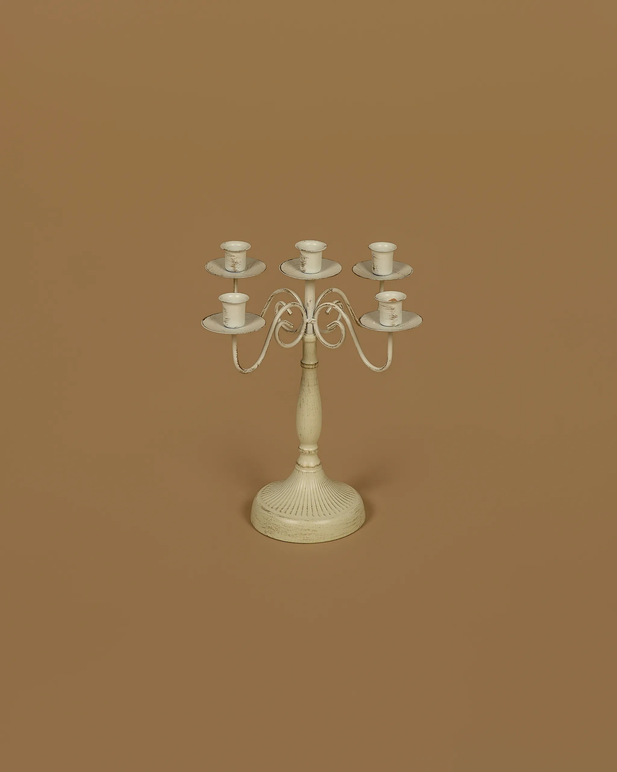 Bílý svícen čtyřramenný