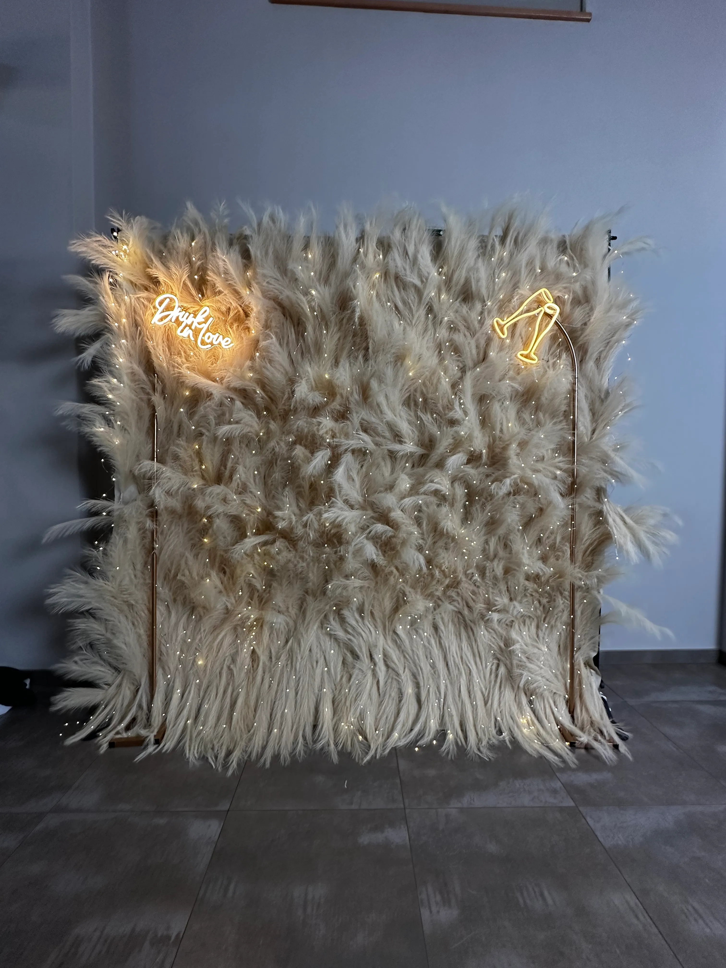 Béžová  stěna - Tráva