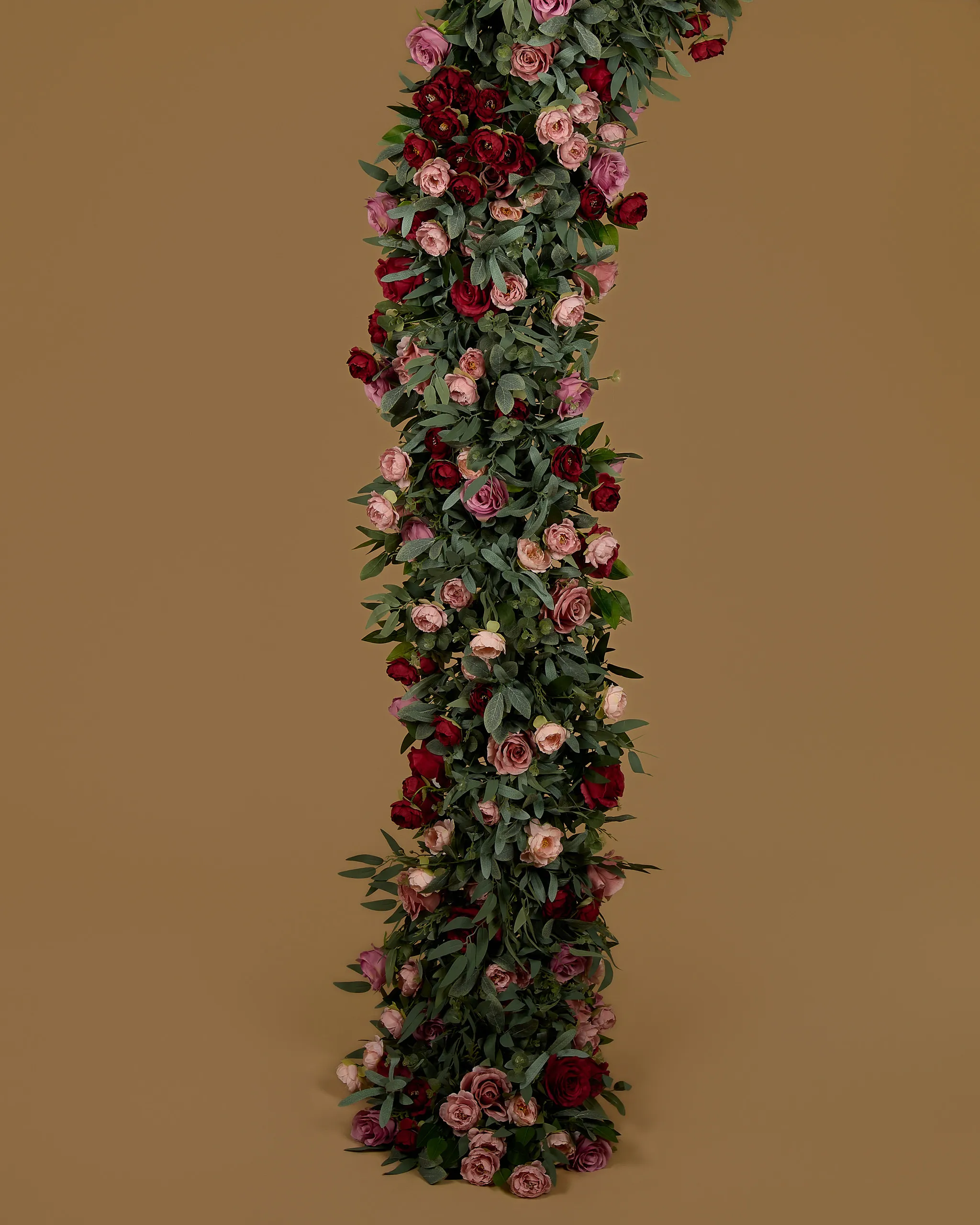 Květinová girlanda z růžových růží se zelení