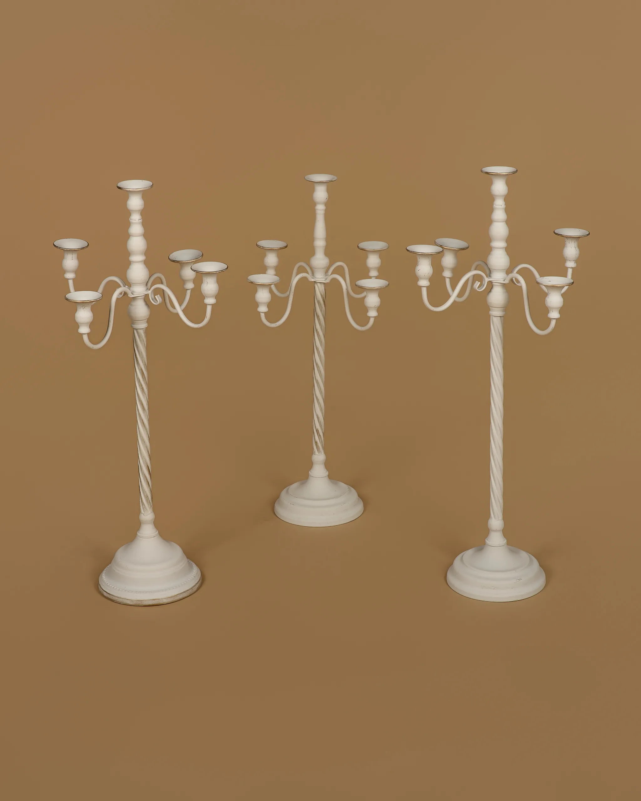 Středně vysoký svícen bílý