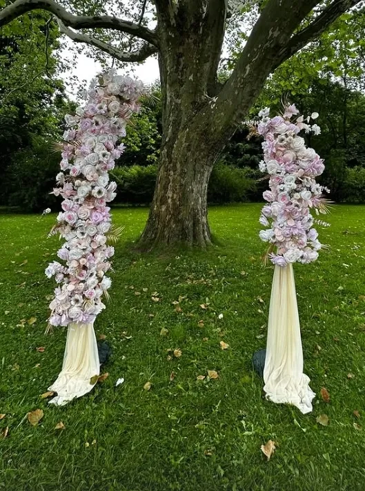 Slavobrána - luky s růžovými květinovými girlandami