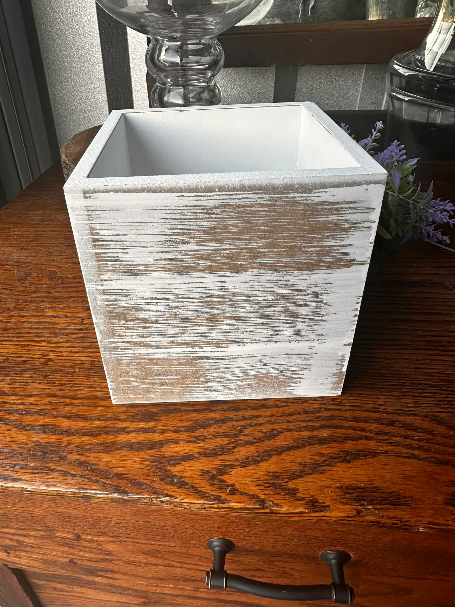 Centerpiece/floral whitewash box