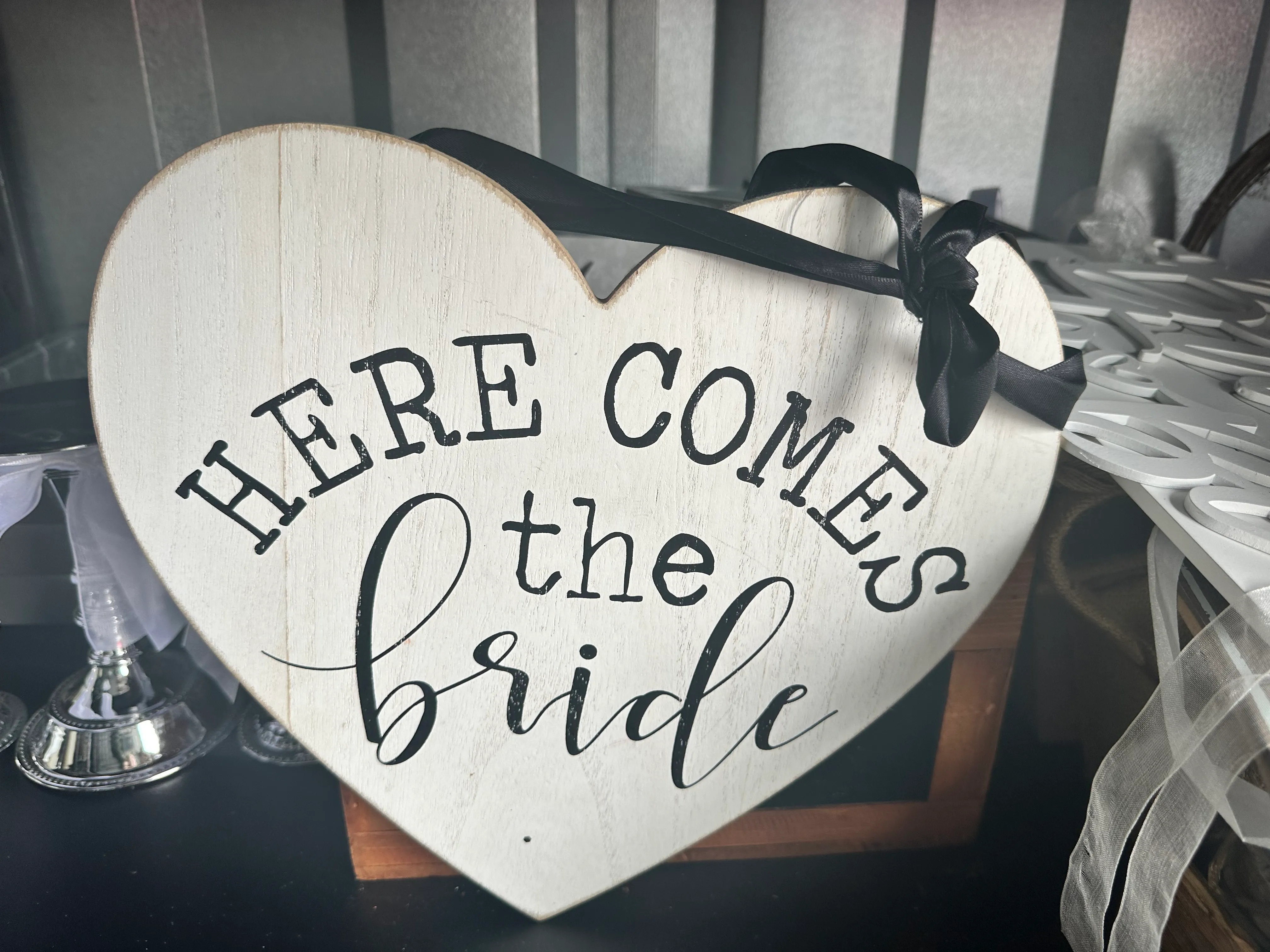 SIGN-Here Comes The Bride
