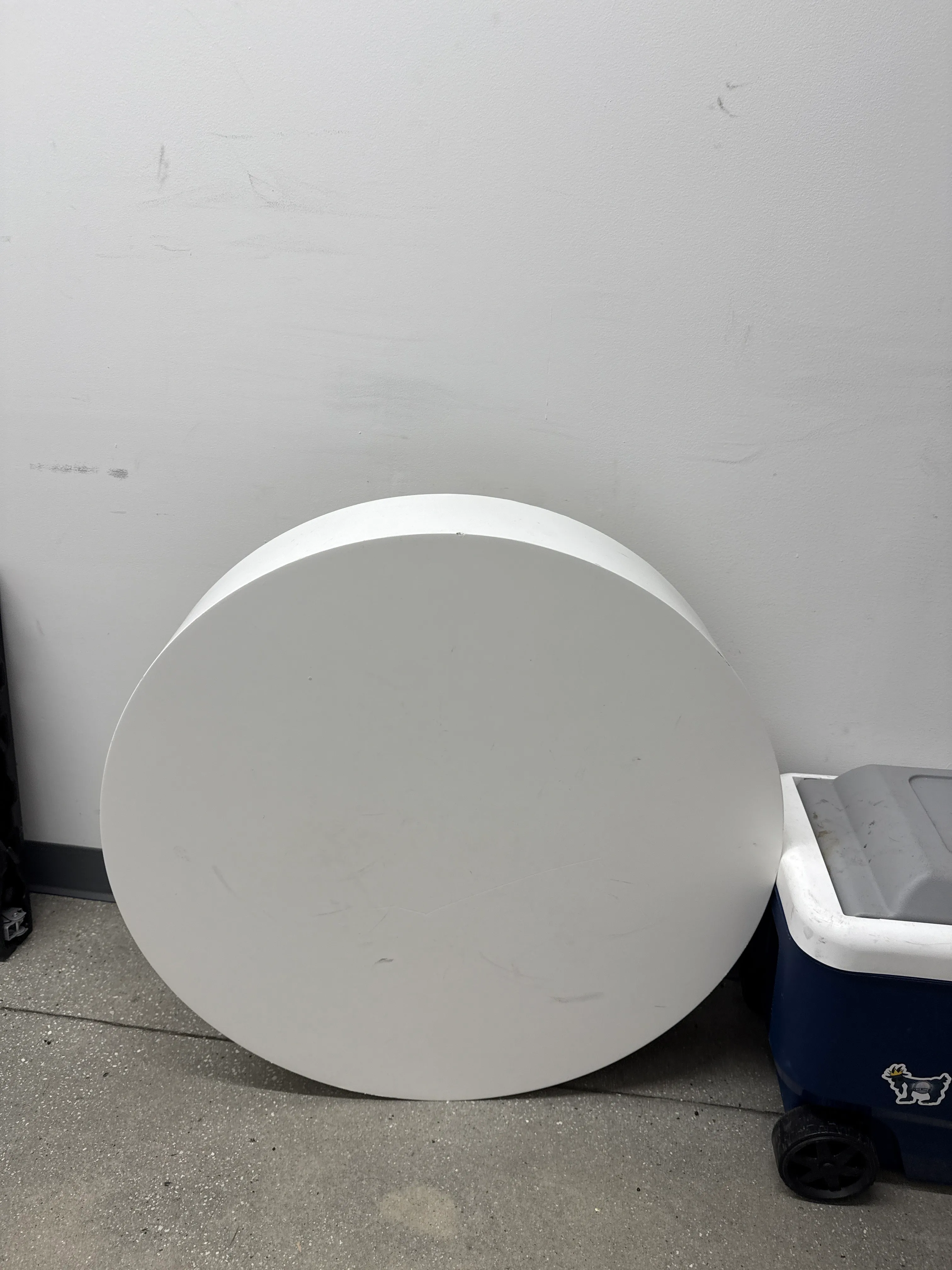 Round podium (30¼")