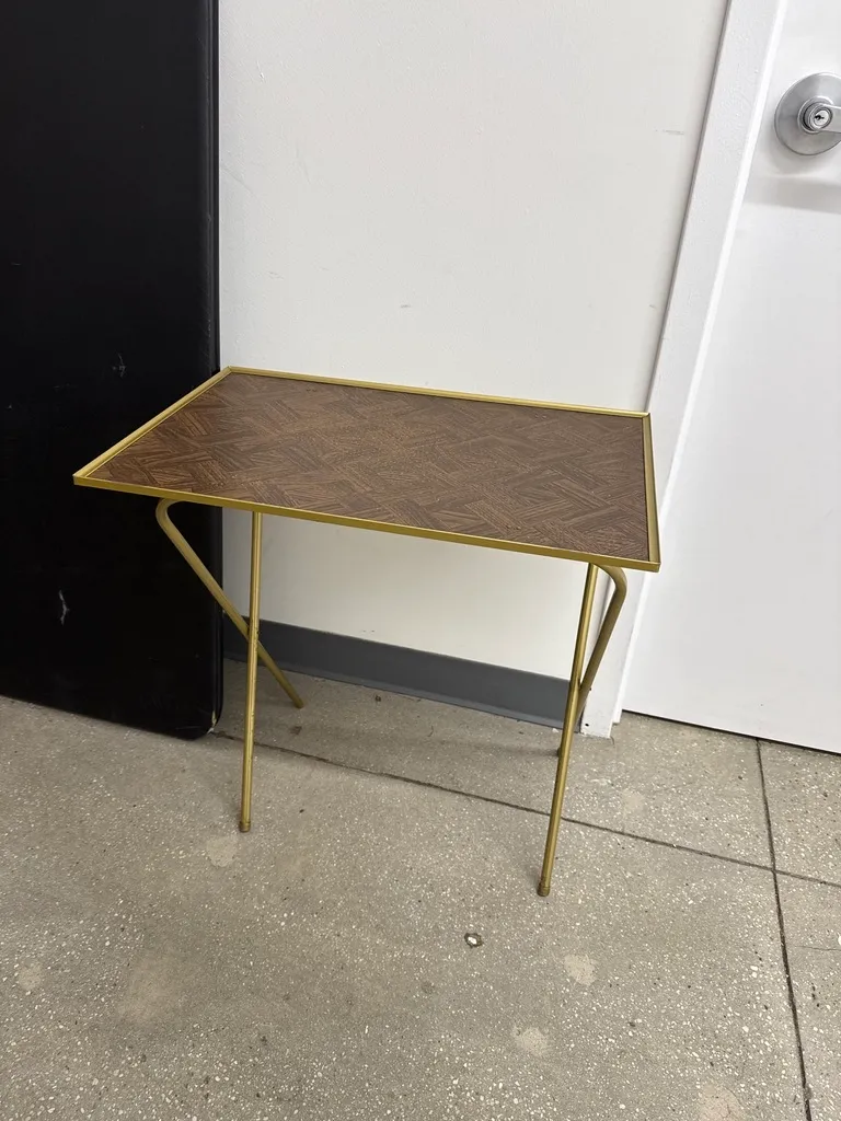 Retro TV stand (15¼" x 23¼" x 25" H)