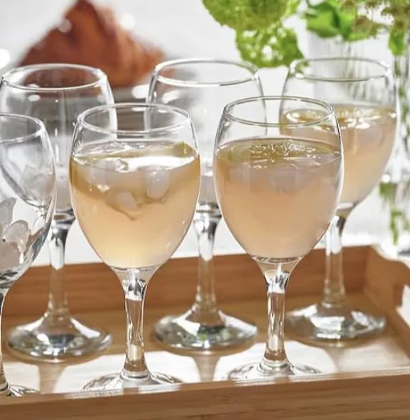 Wasserglas auf Fuß inkl. Reinigung, versch. Formen