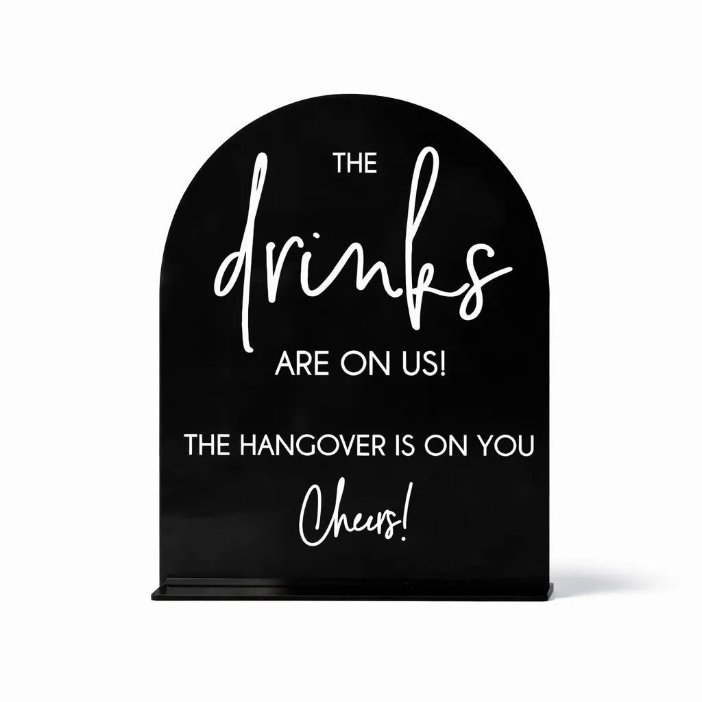 Schild "The Drinks are on us" Schwarz