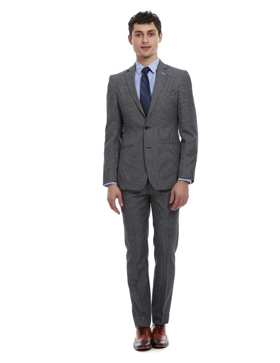 traje gris oscuro