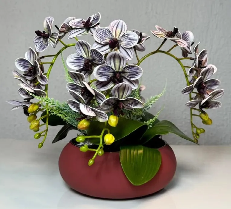 Orquidea roxa em vaso de vidro vermelho