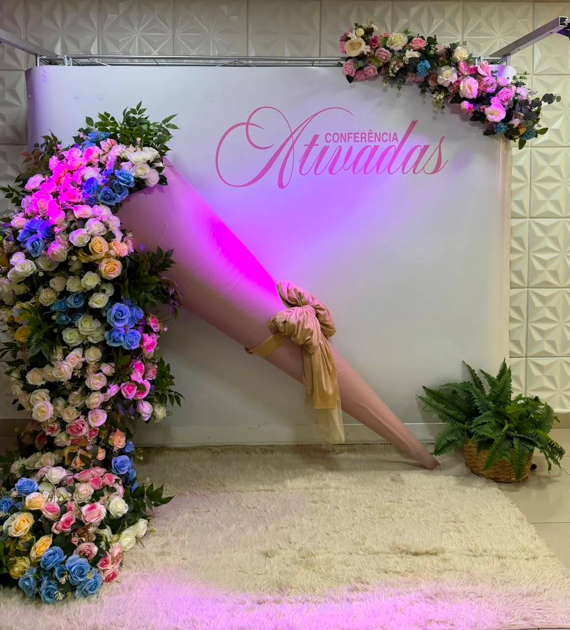 Kit treliça com painel branco e aranjo floral em buque gigante