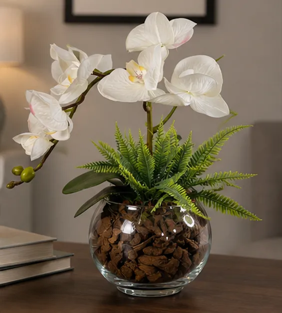 Orquidea em vaso de vidro transparente