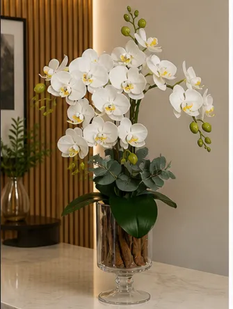 Orquidea em vaso de vidro canelado