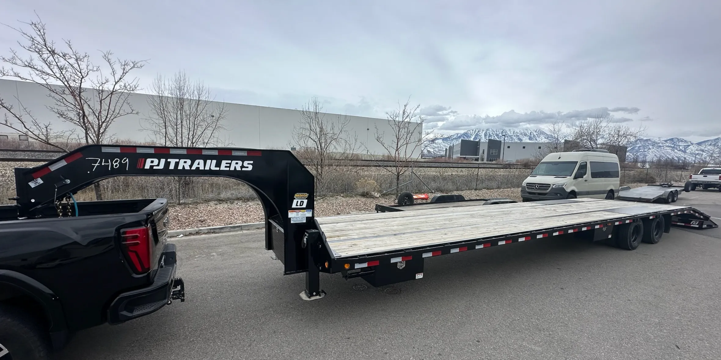 40PJ gooseneck with hydraulic ramp and landing gear