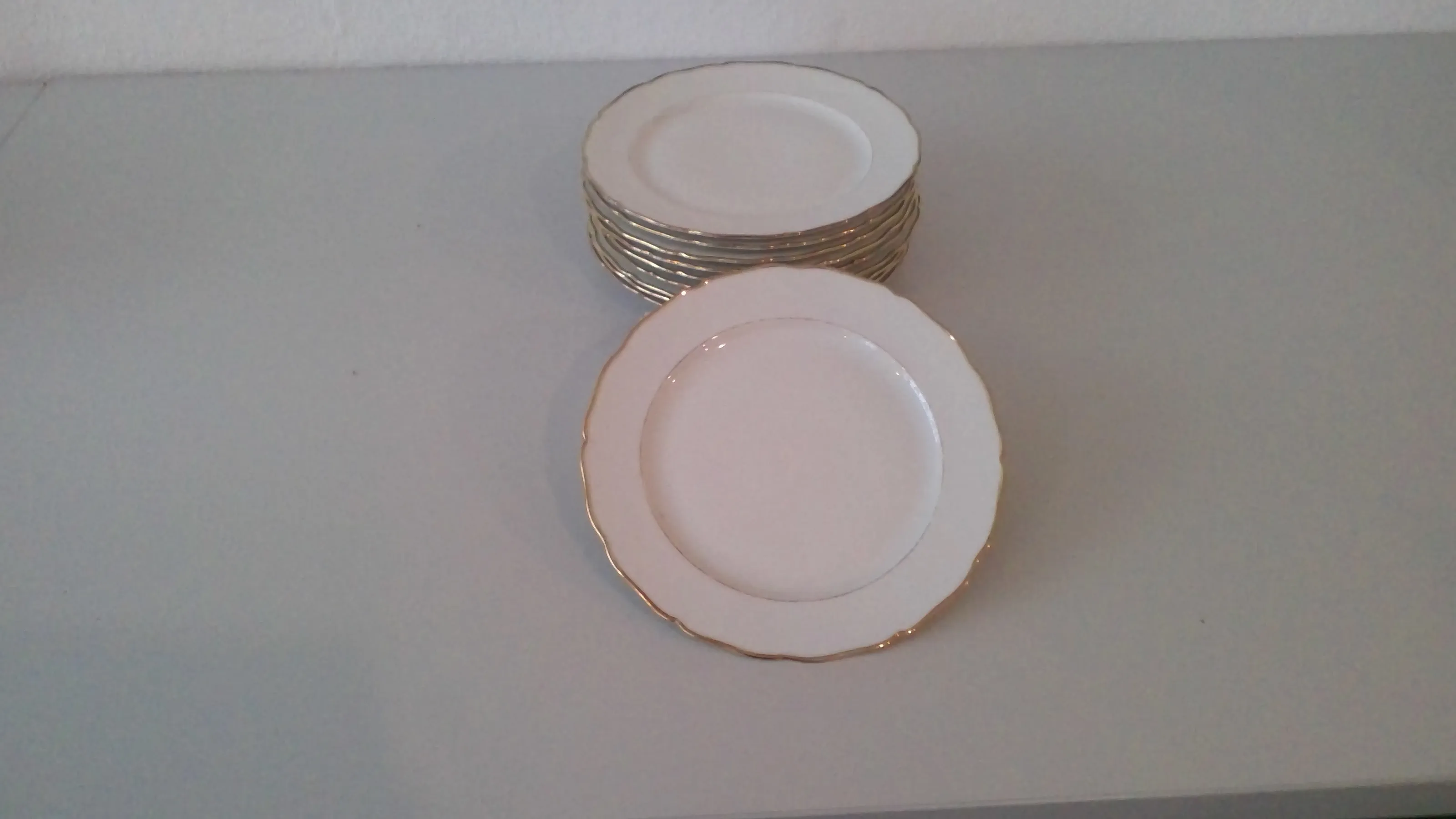 Teller flach, weiß mit Goldrand