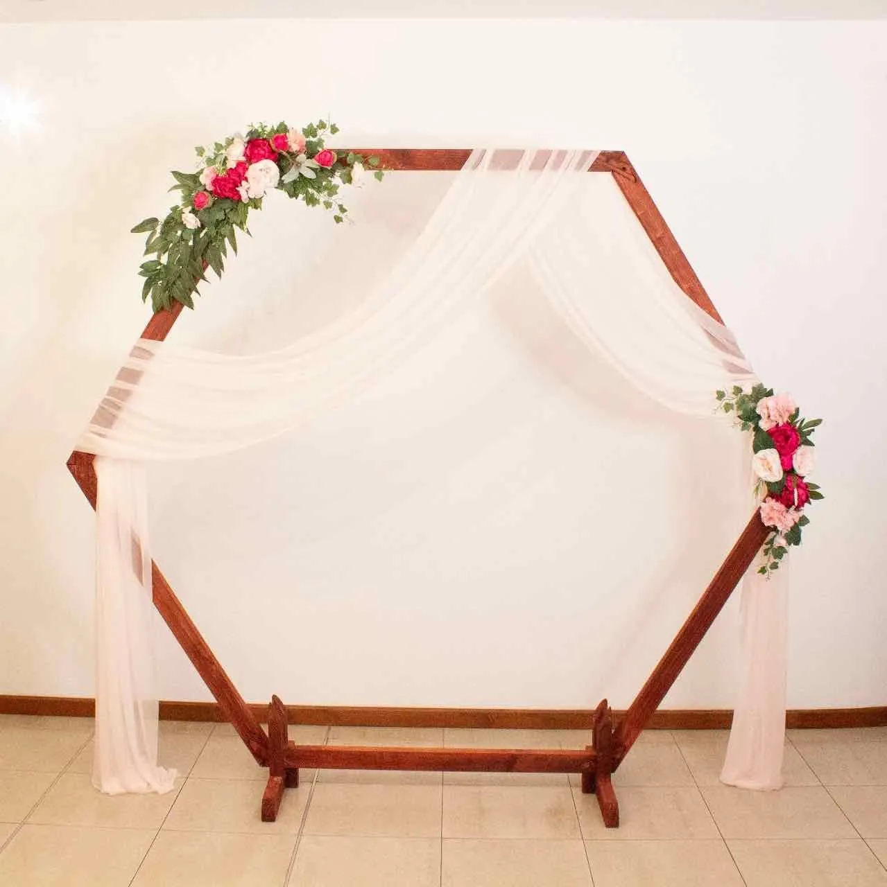 Arco hexagonal con arreglo floral C