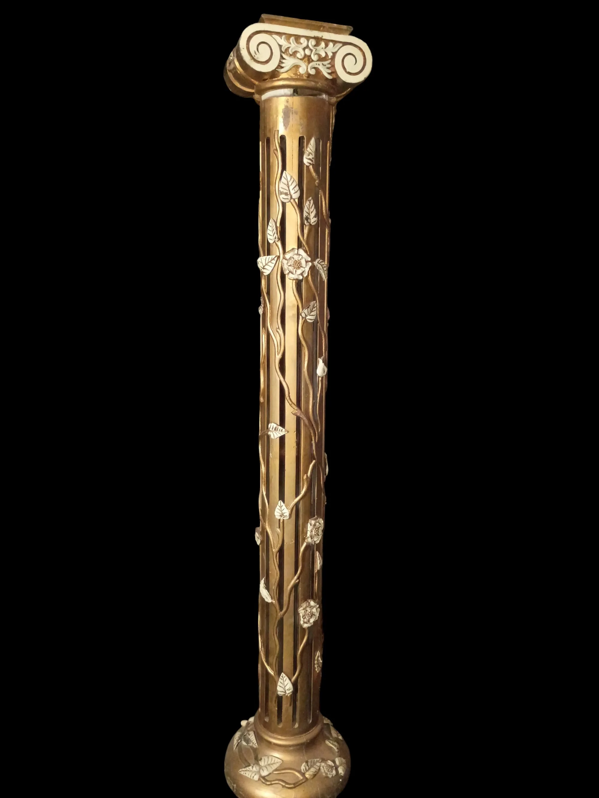 Gold Round Pillar With White Leaves