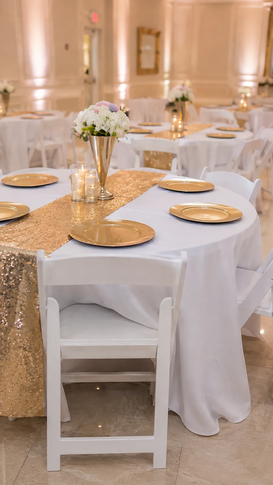 60" Round Table with Tablecloth & Runner
