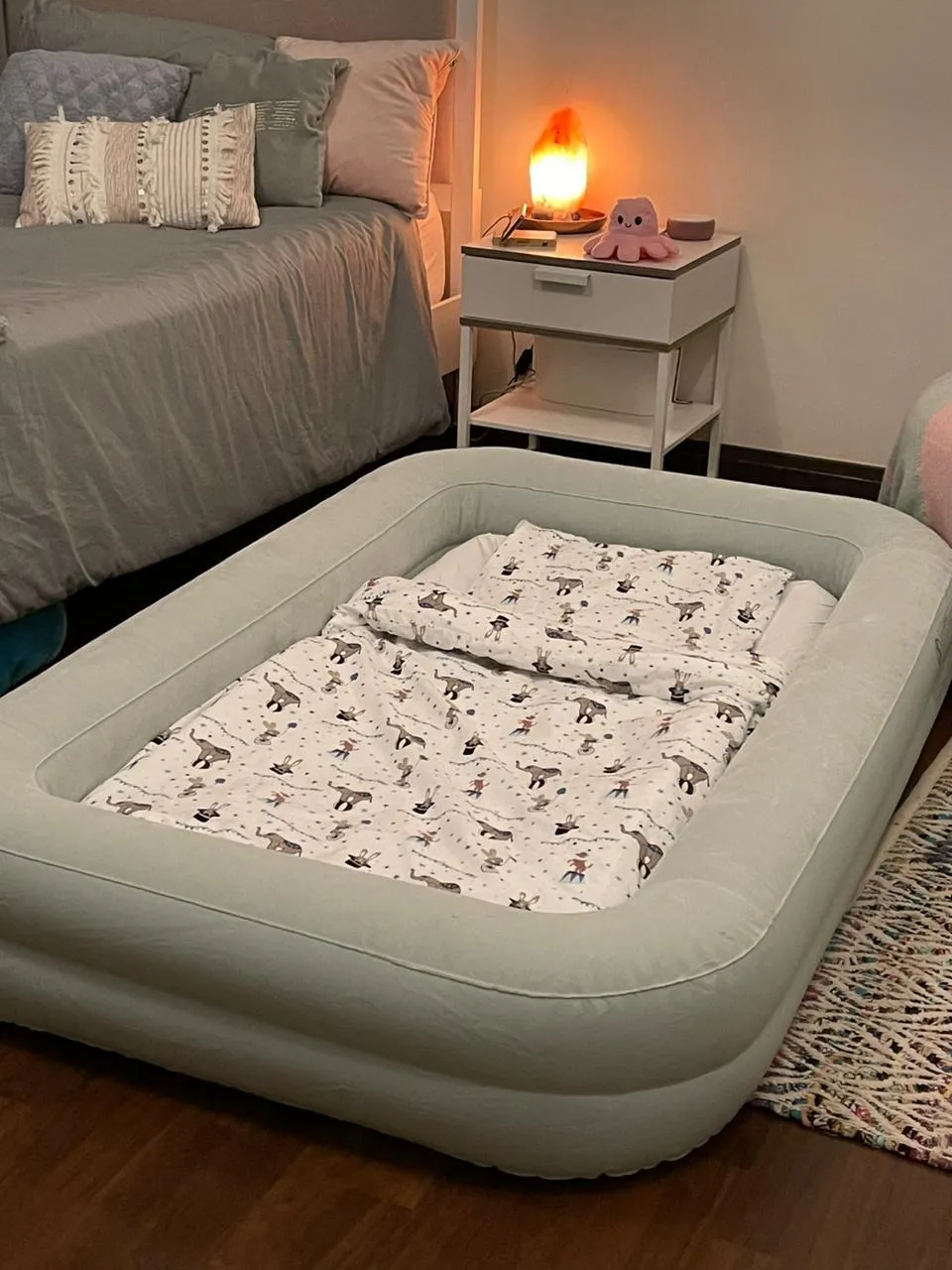 Inflatable toddler bed