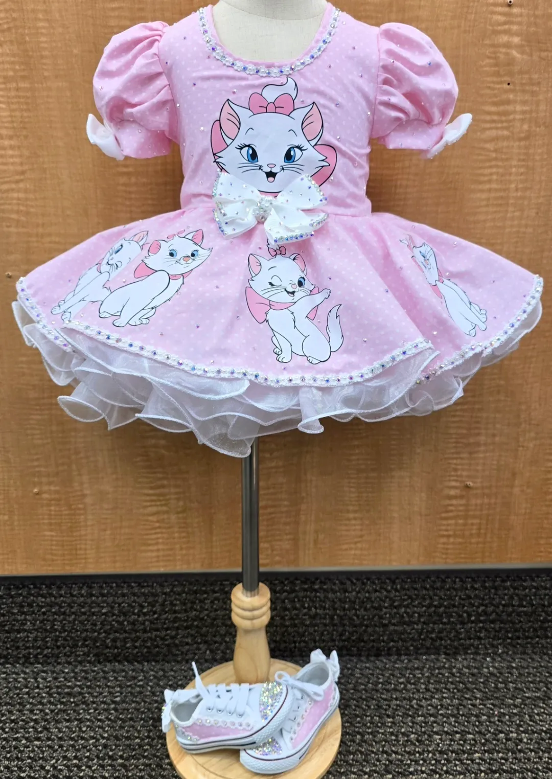 #469 18/3 Marie Cat OOC Rental Shoes Size 6