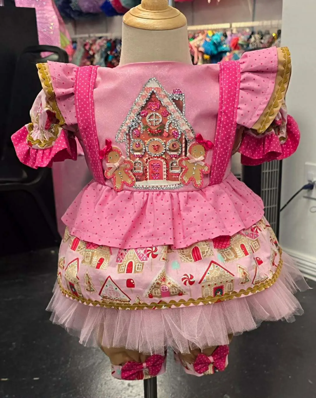 #425 18-3 Pink Gingerbread Rental