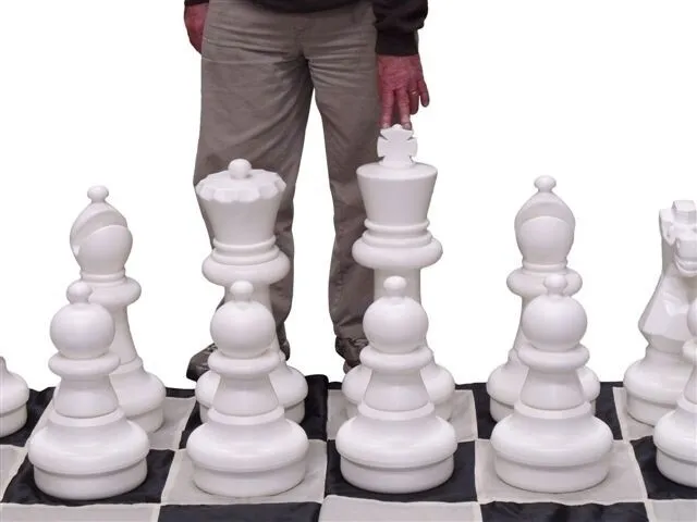 GIANT CHESS