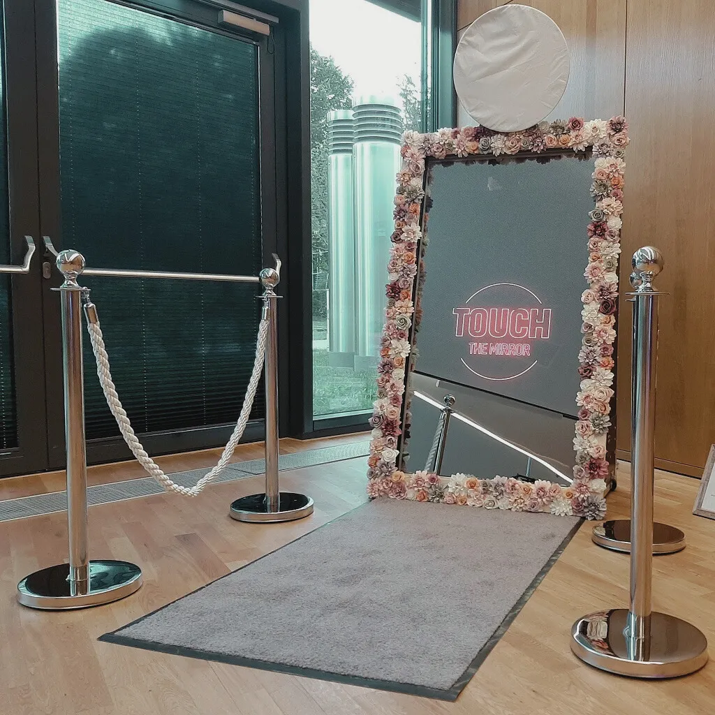 Deko VIP Ständer Silber mit Kordel Silber/Rot