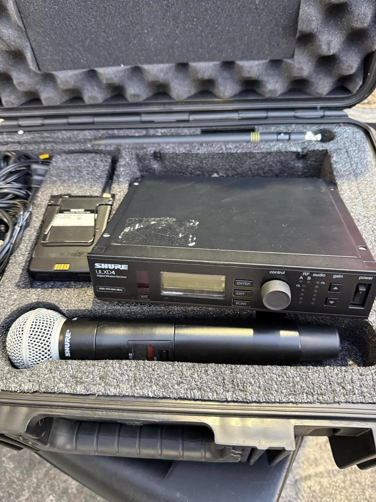 Shure ULDXD4 Wireless Receiver + ULXD2 SM58 + QLXD1 Bodypack