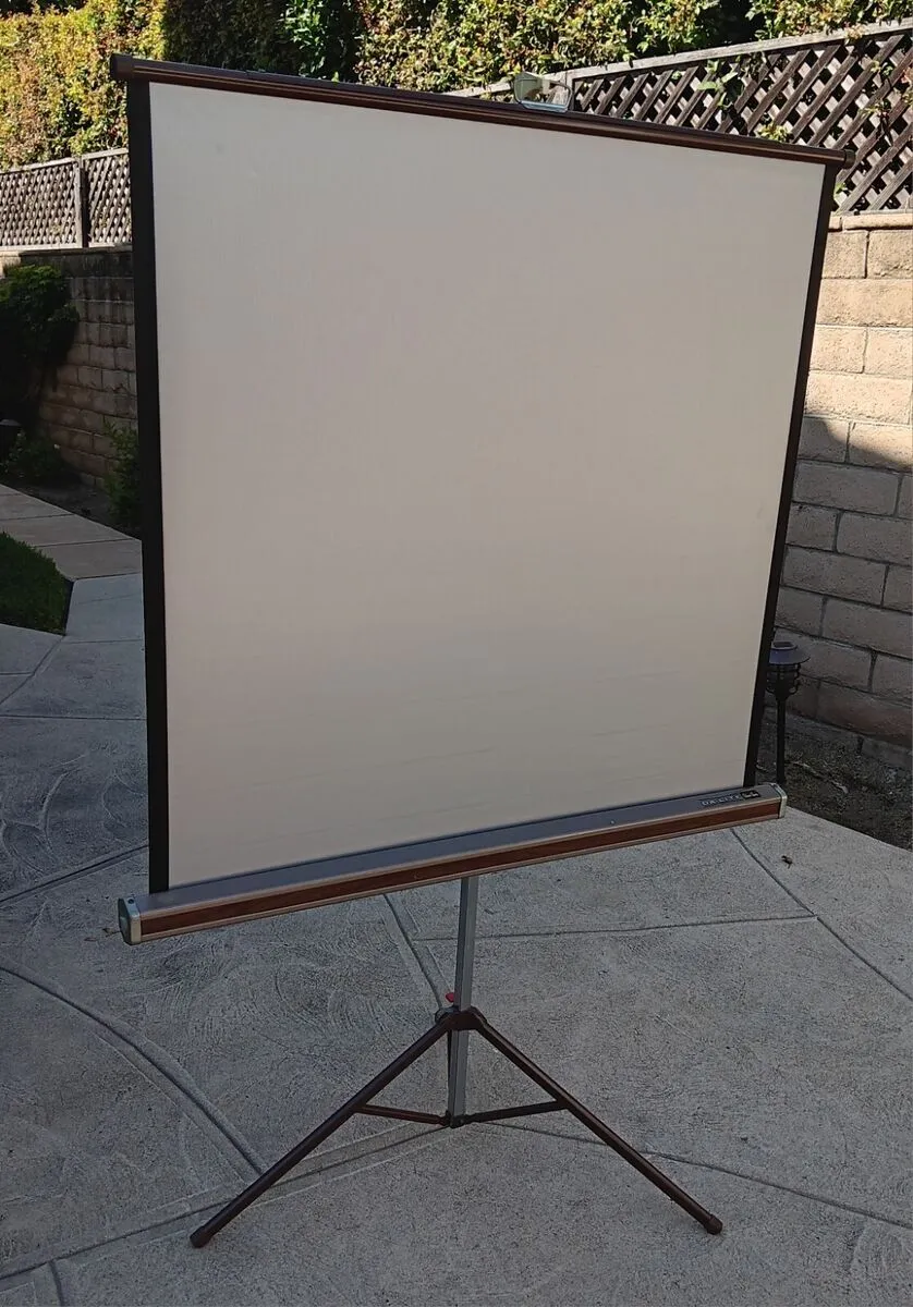 Da-lite retractable projector Screen