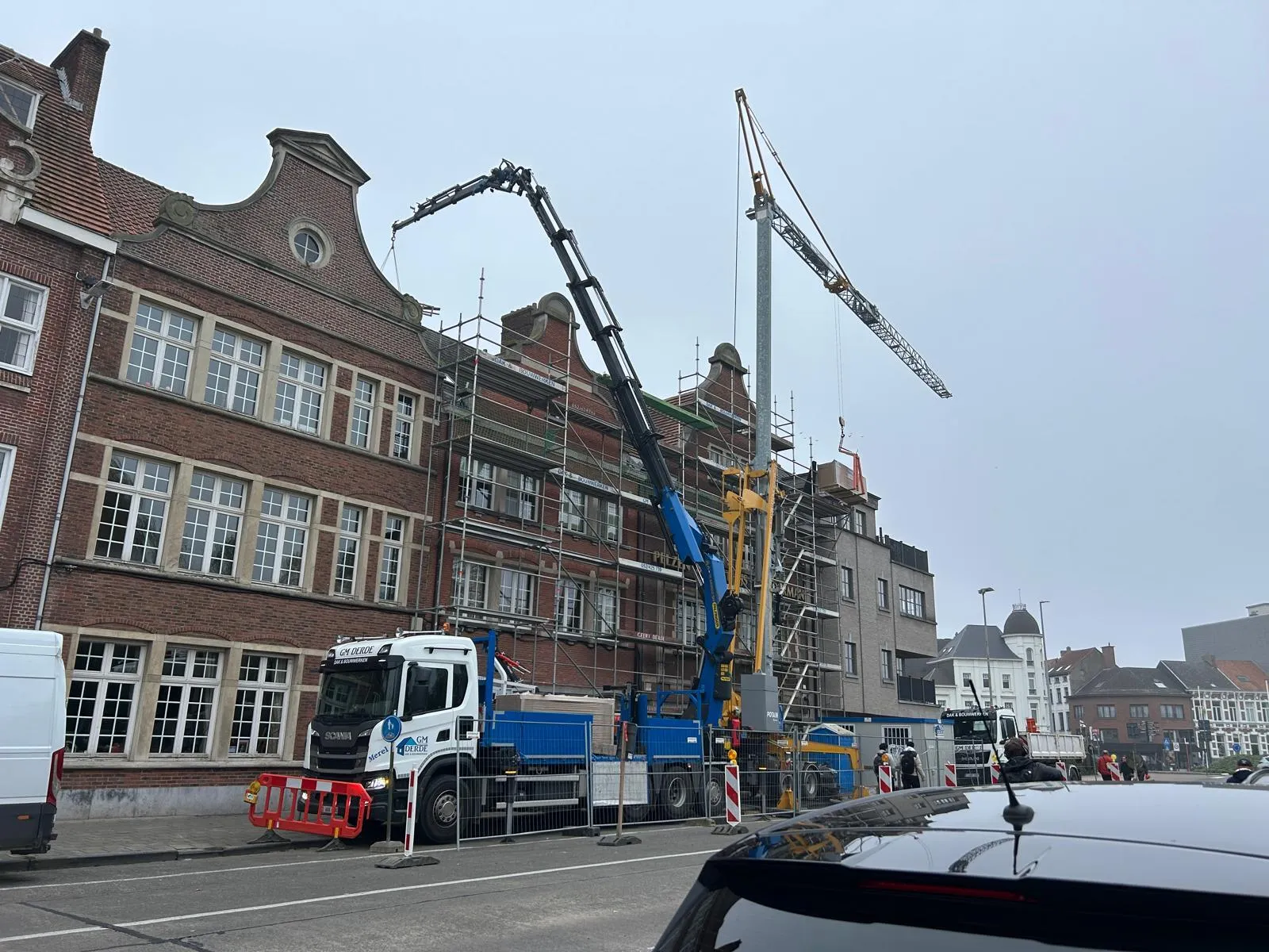 Vrachtwagen met kraan en winch