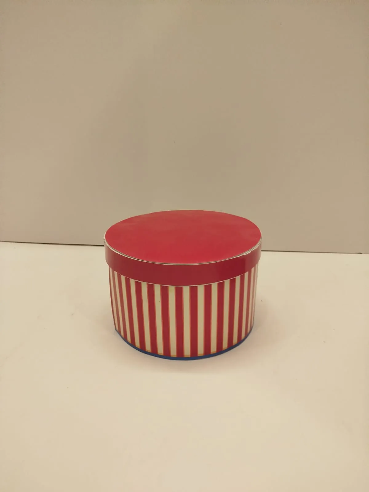 Red printed round box 8' x 8' x 5'