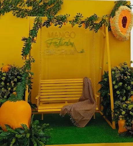 Photobooth with swing 
