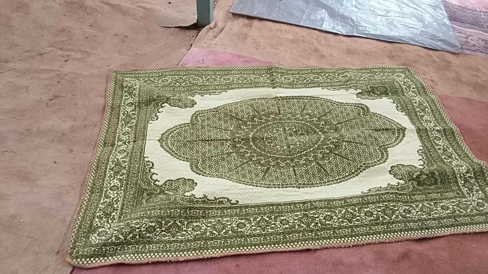 olive green and white rug 3' x 5' 
