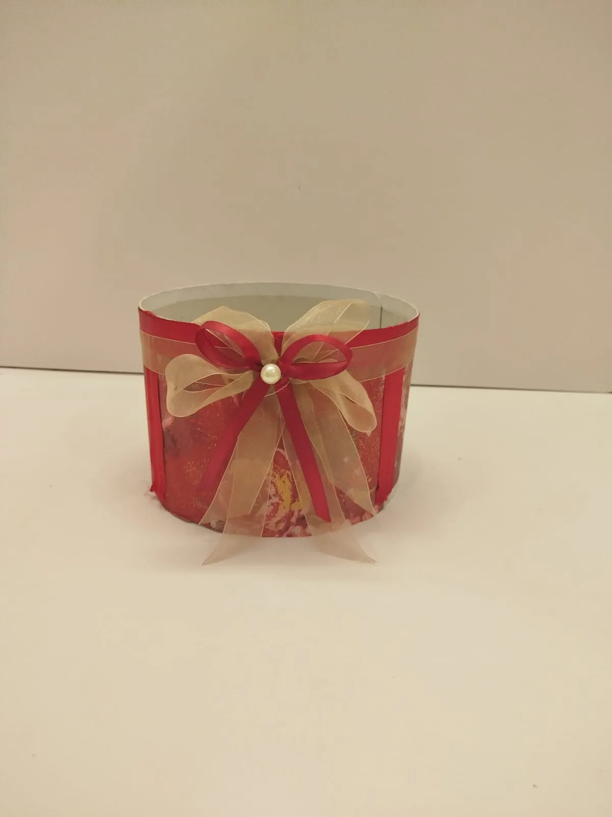 Red printed round box 8" x 8" x 5"