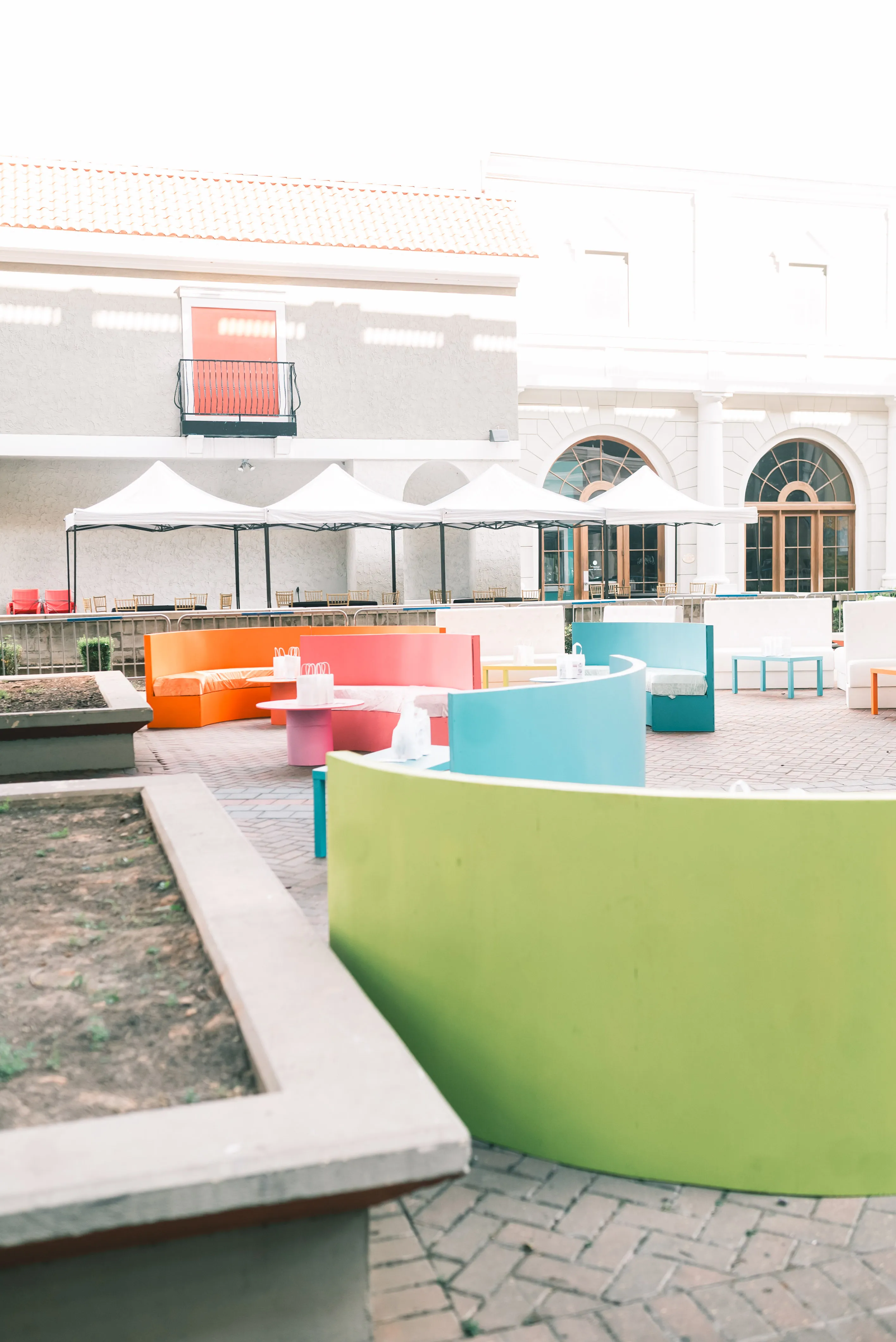 Customizable Curved Lounge Chairs