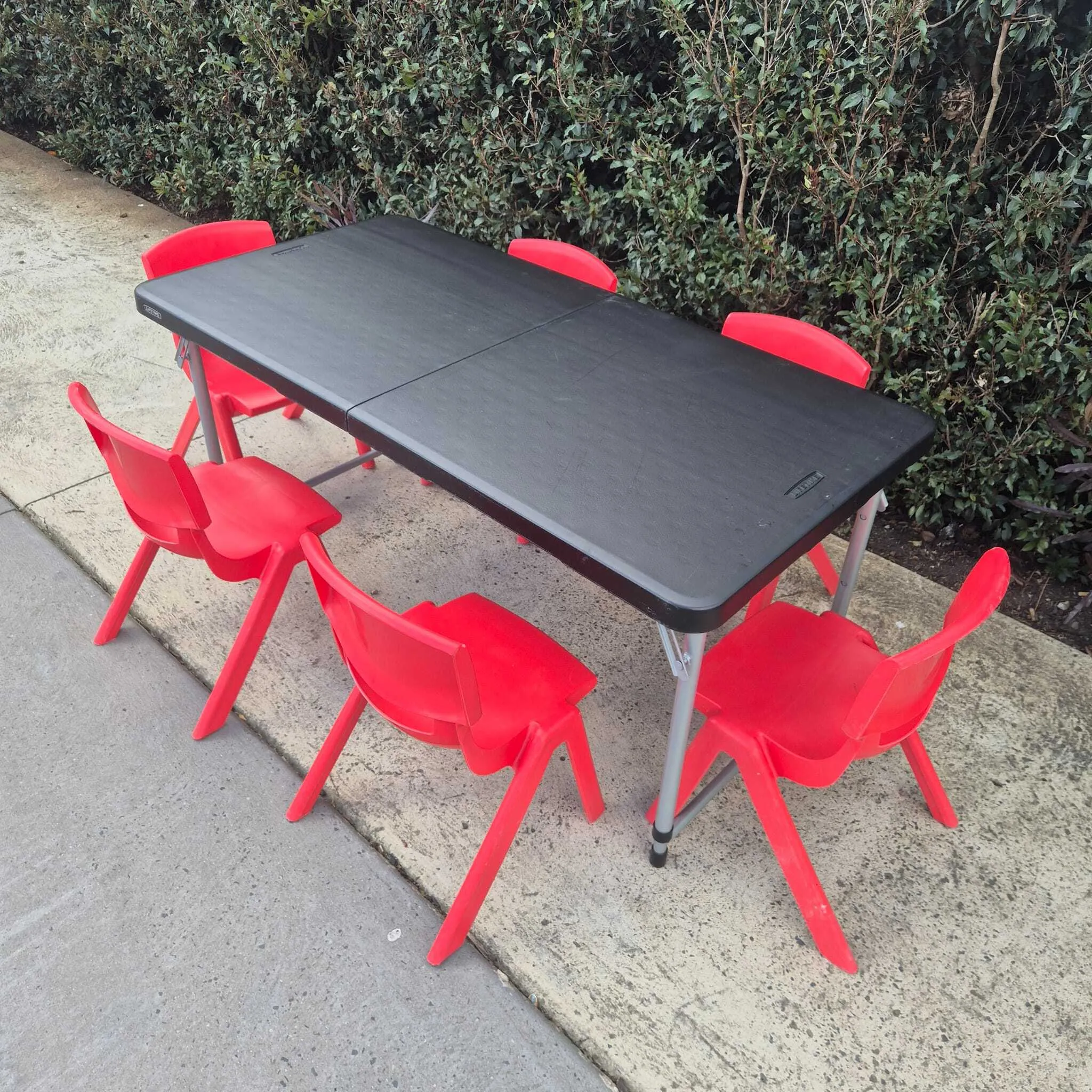 Red - Seats 6