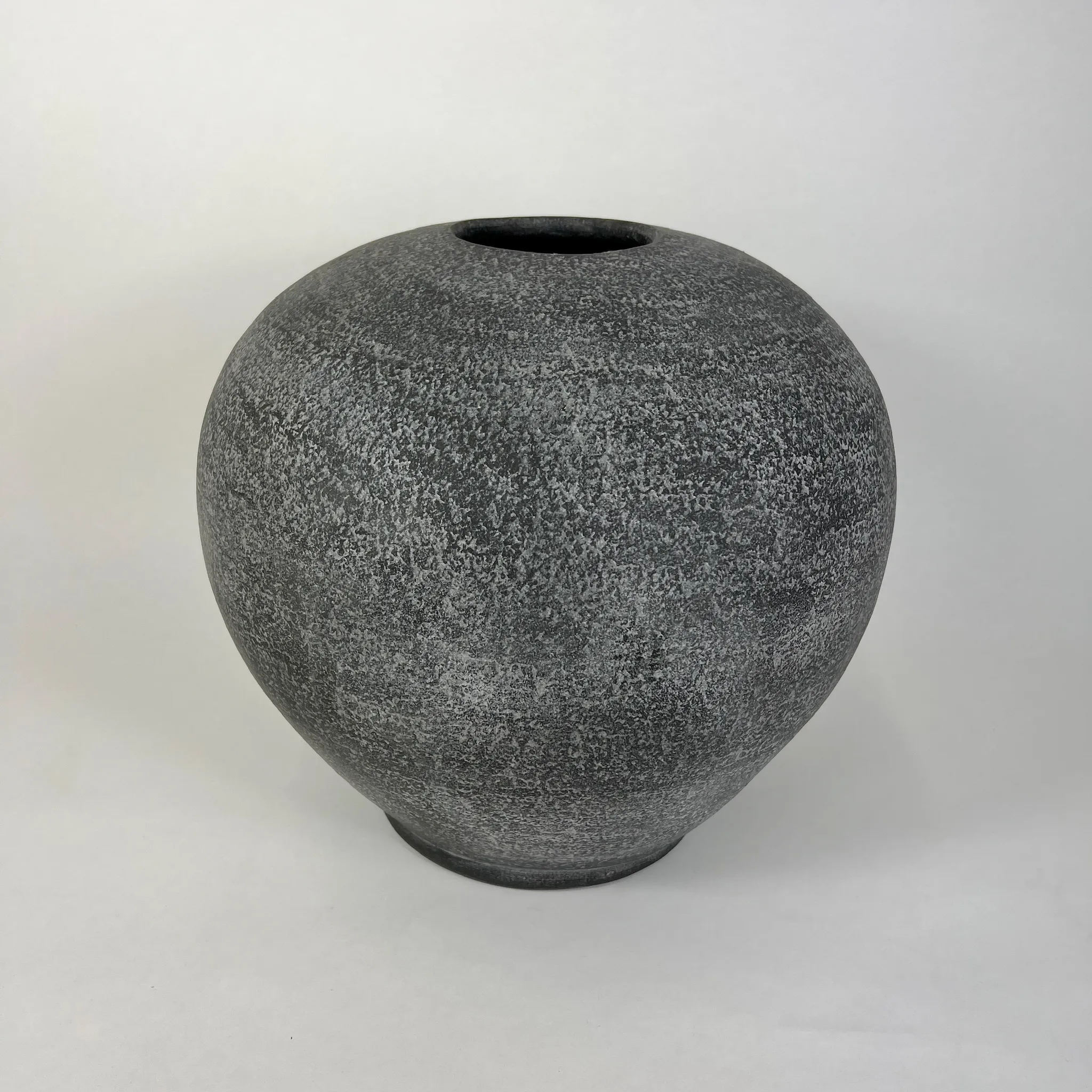 OPHELIA MATTE BLACK ROUND VASE