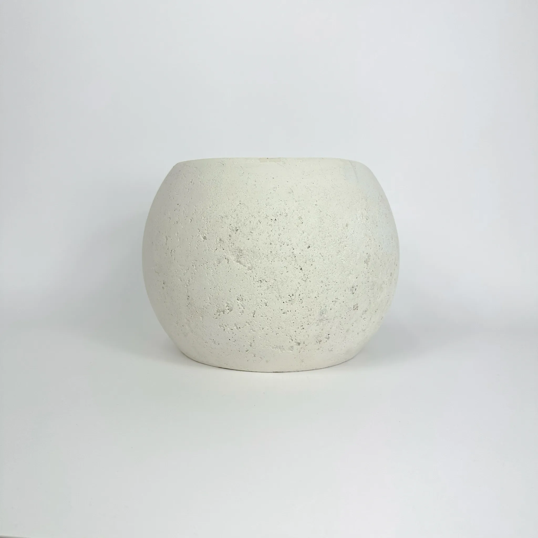 TEXTURED WHITE POT