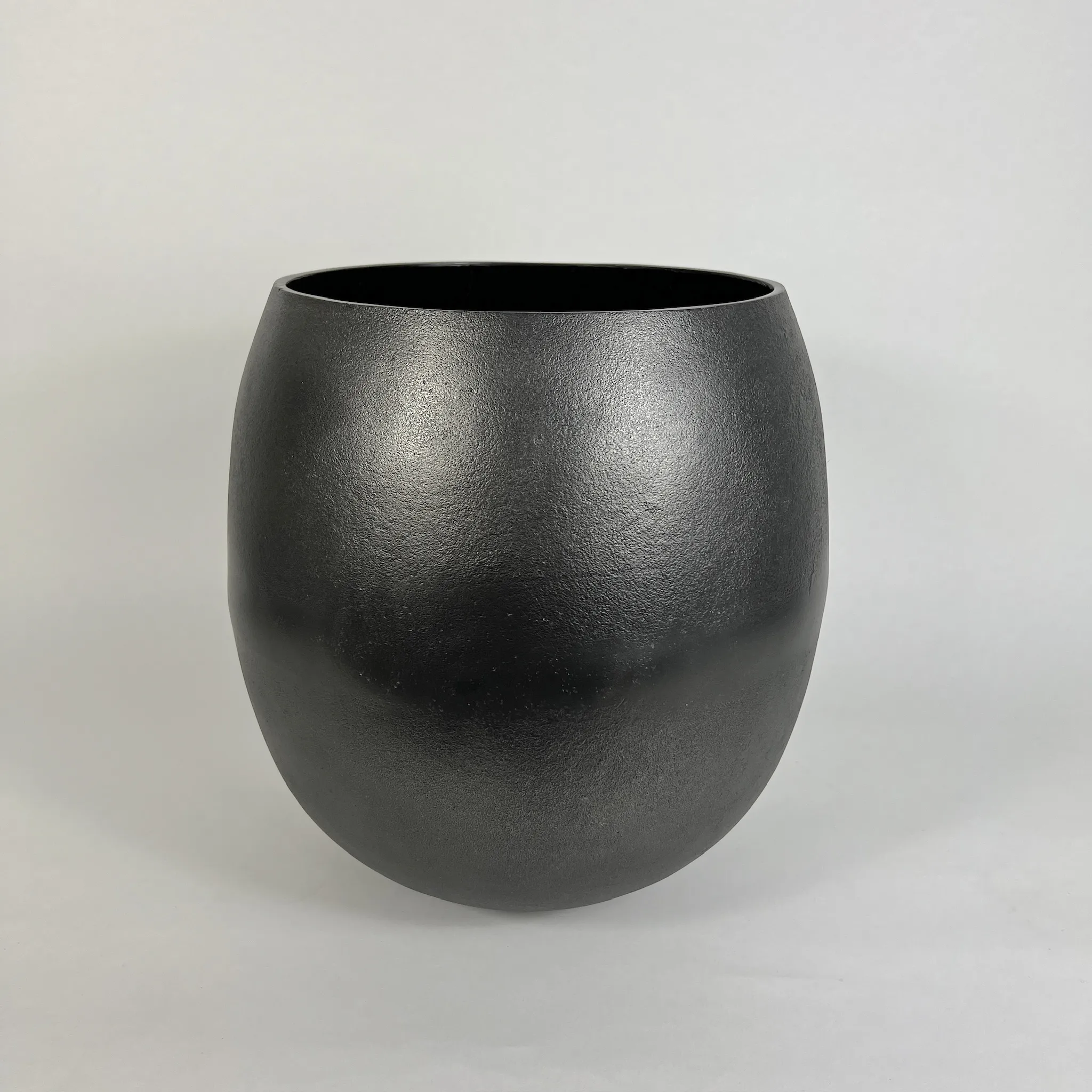 ROUGH CAST BLACK PLANTER