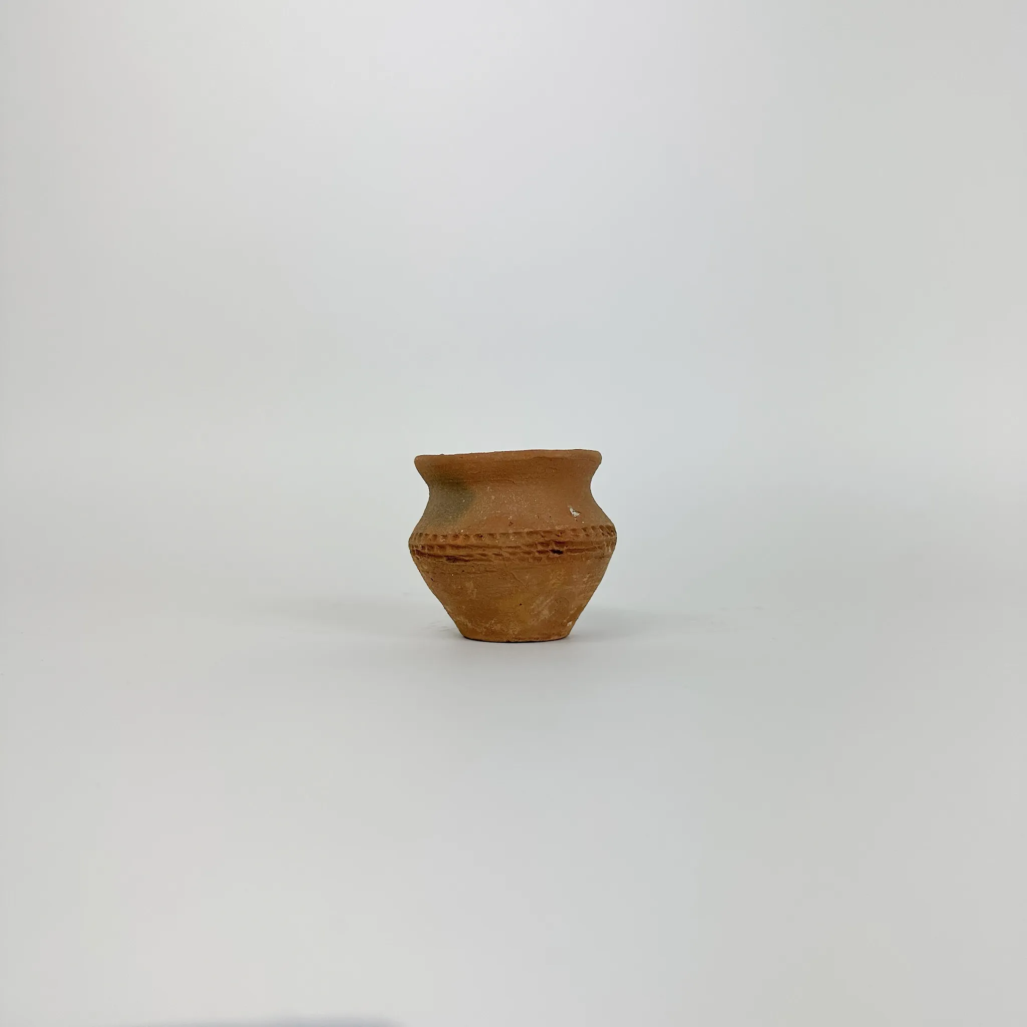 TERRA COTTA POT WITH EDGE