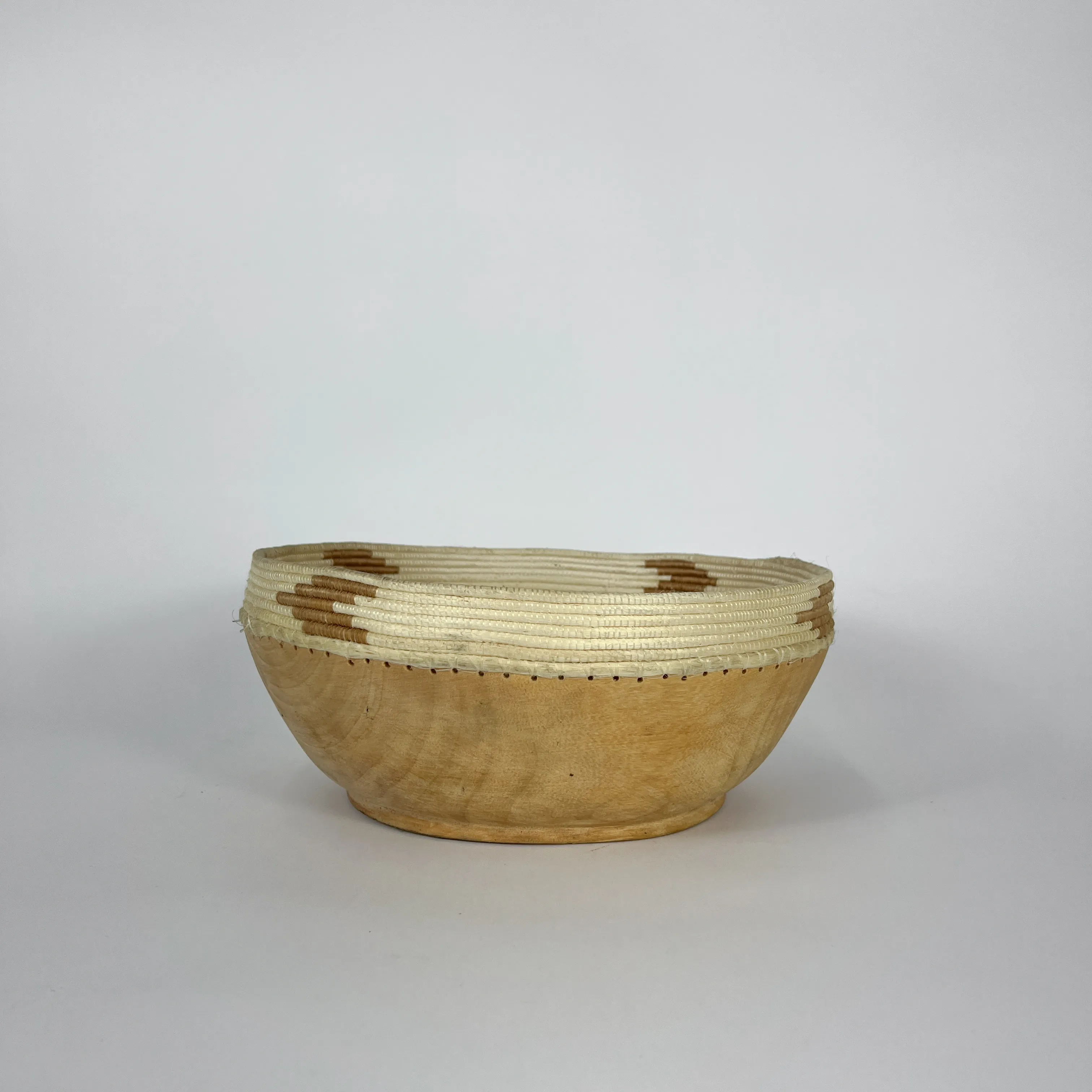 RAFFIA DETAILED WOODEN BOWLS