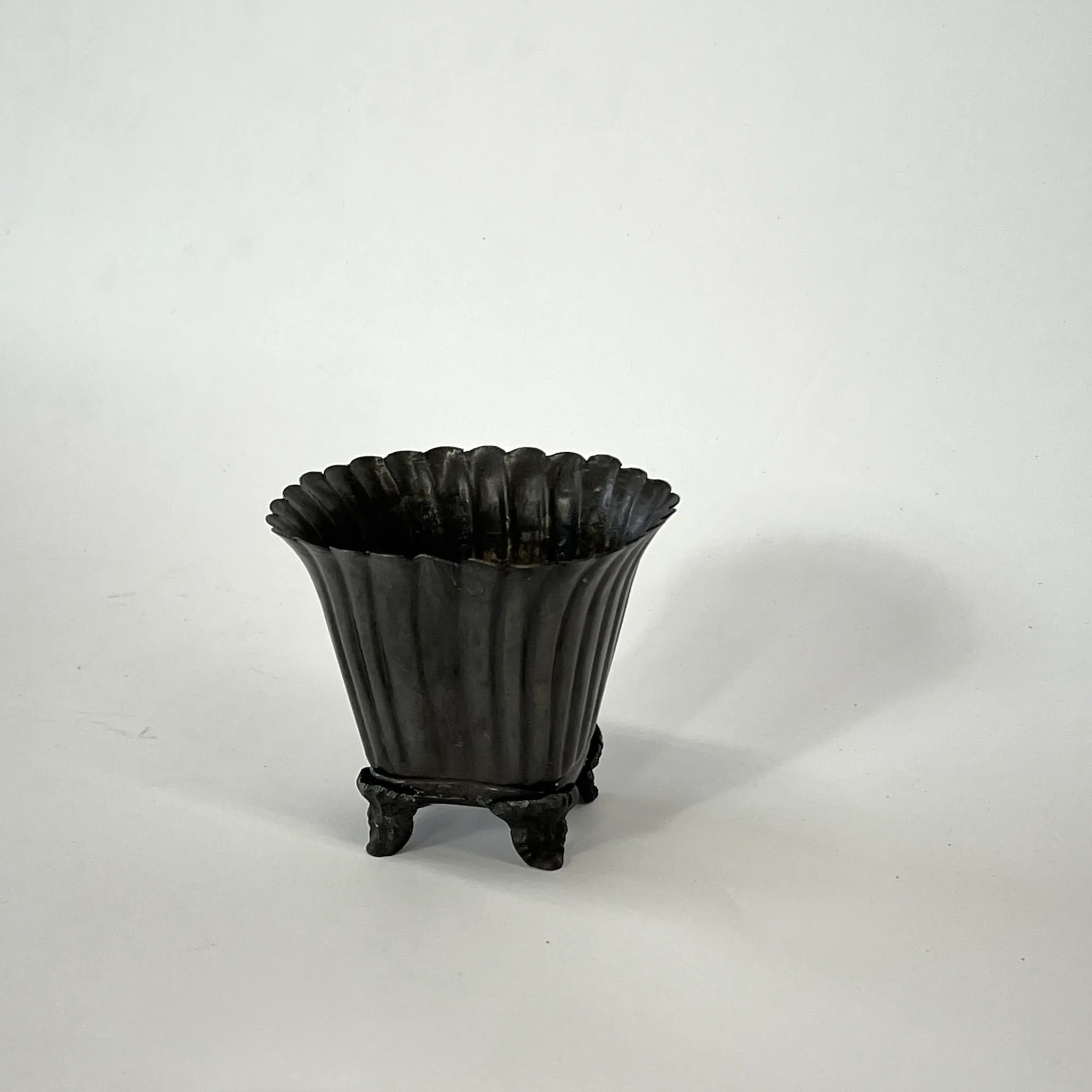 DARK METAL VINTAGE PLANTER
