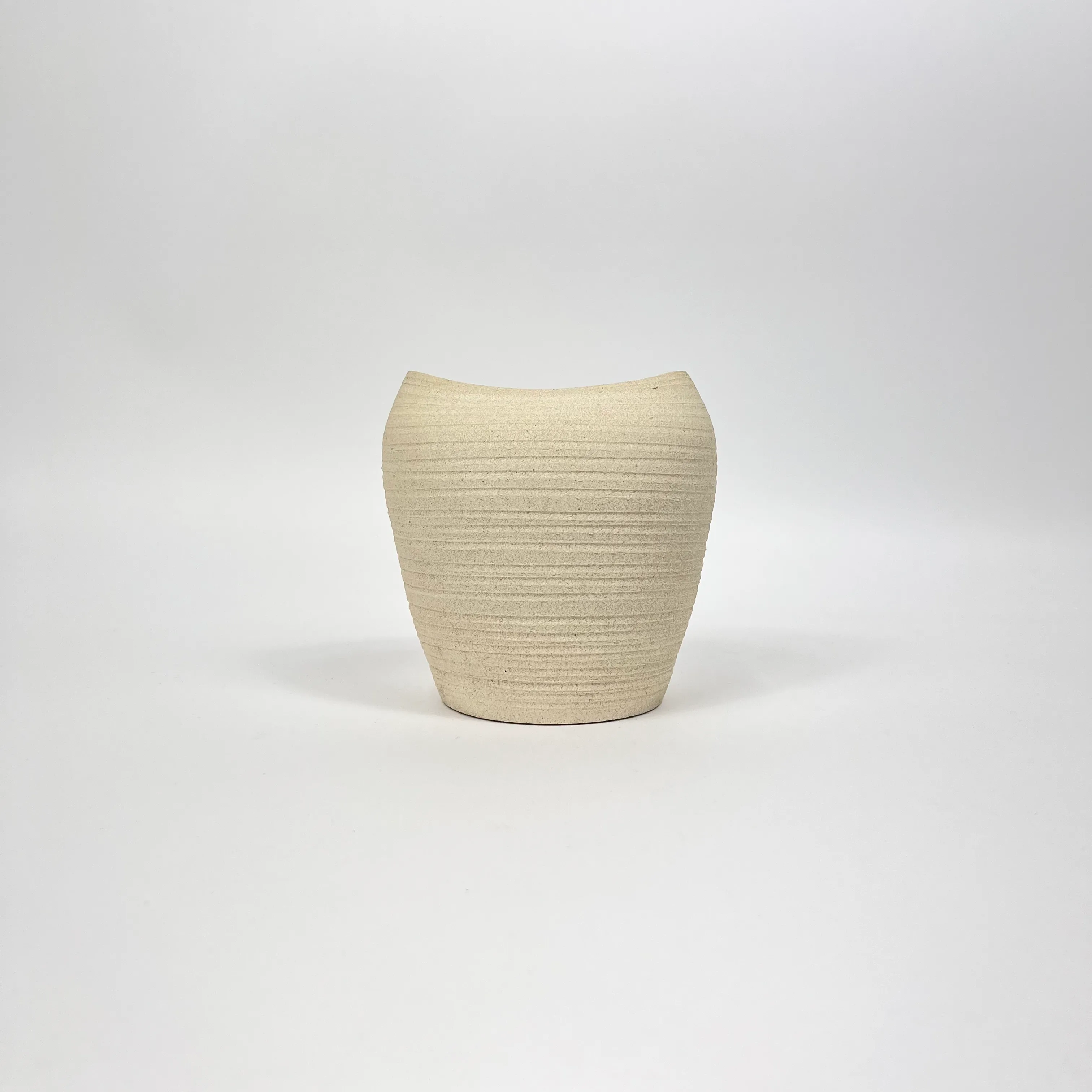 D CERAMICS FOLDED EDGE CREAM GROOVE VASE