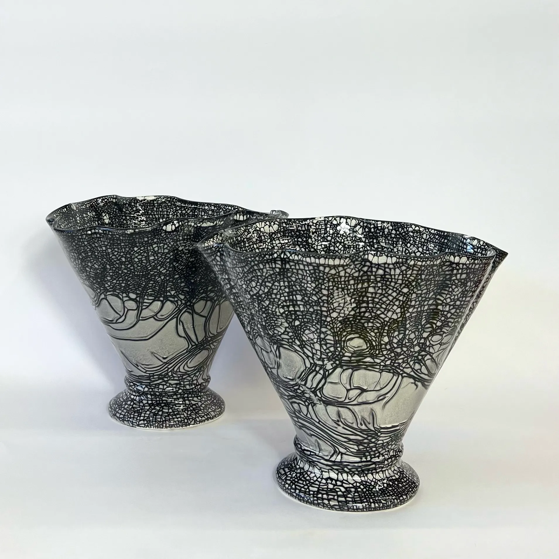 CAVO SCALLOPED BLACK AND WHITE VASE