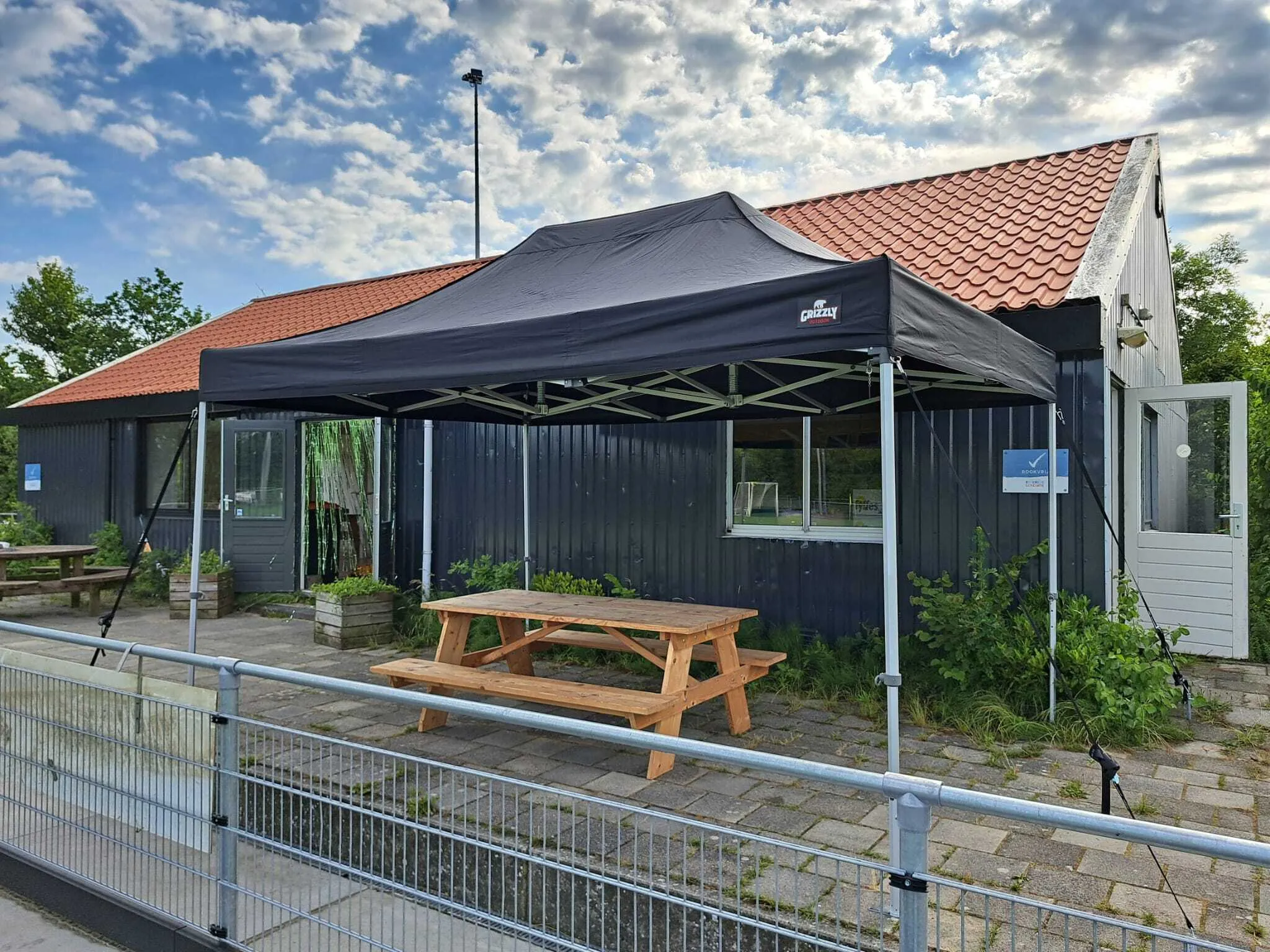 Zwarte easy-up Grizzly Partytent 4,5 x 3 meter